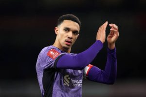 Alexander-Arnold sẽ không rời Liverpool vào tháng Một.