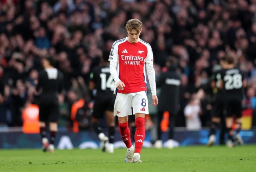 Odegaard thi đấu hoàn toàn mờ nhạt trước West Ham.