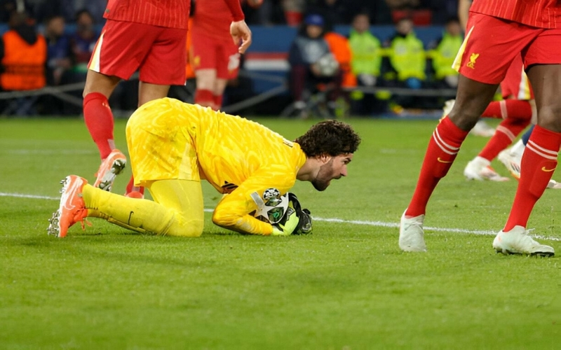 Alisson Becker có một trận đấu tuyệt vời để bảo vệ khung thành Liverpool.