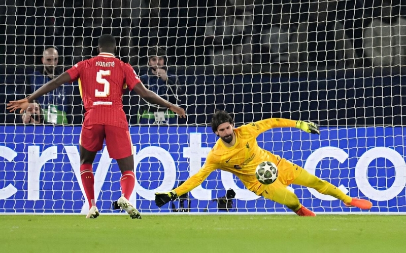 Alisson Becker đã có một ngày thi đấu chói sáng trước PSG